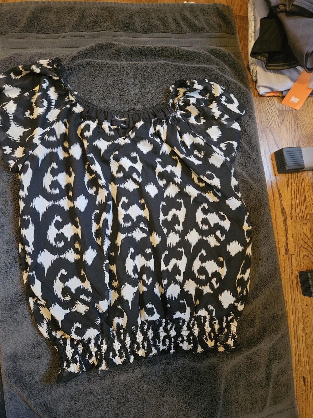 Black & White Puff Sleeve Women's Top - Elastic Hem